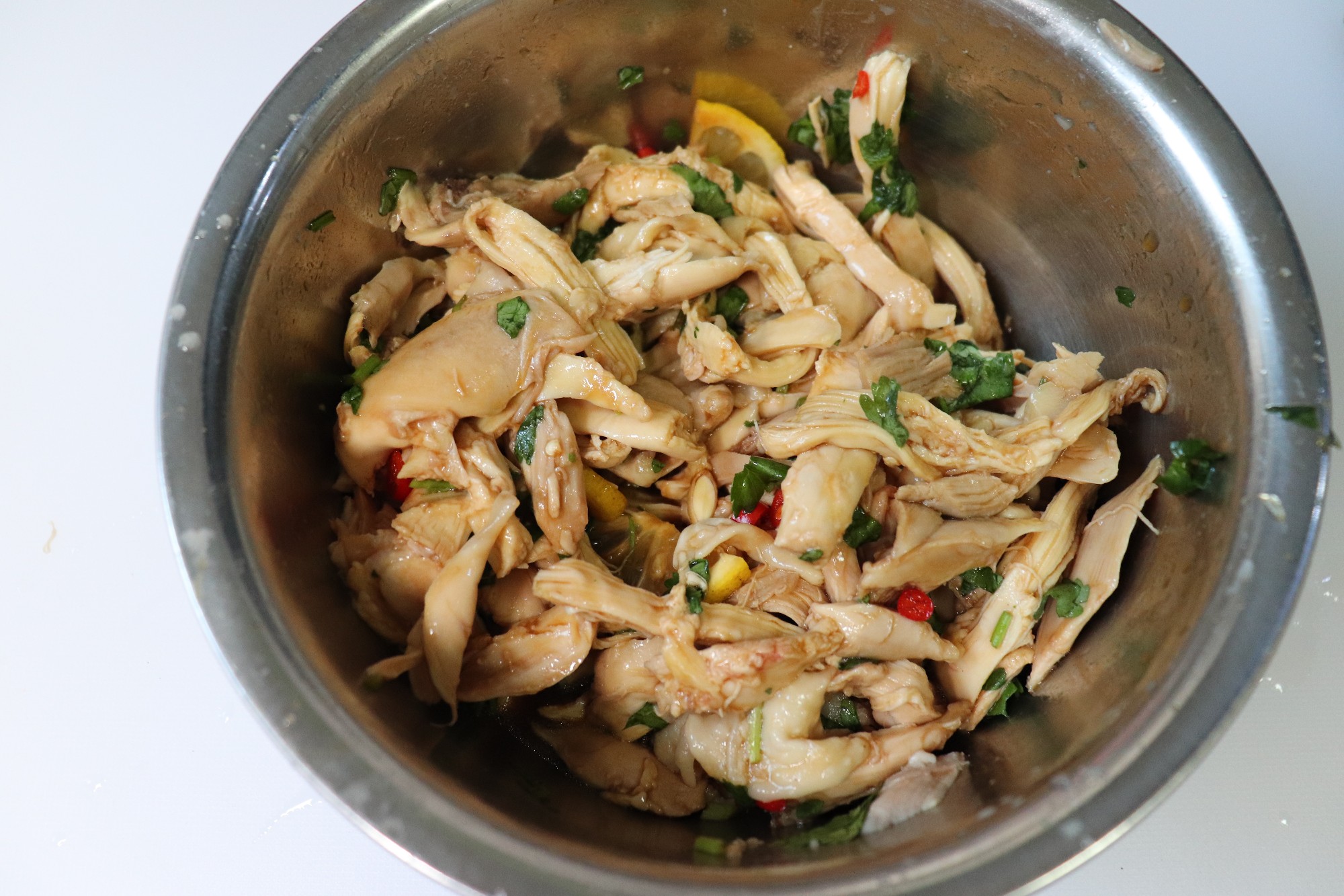 涼拌手撕雞腿的做法-香辣味煮菜譜