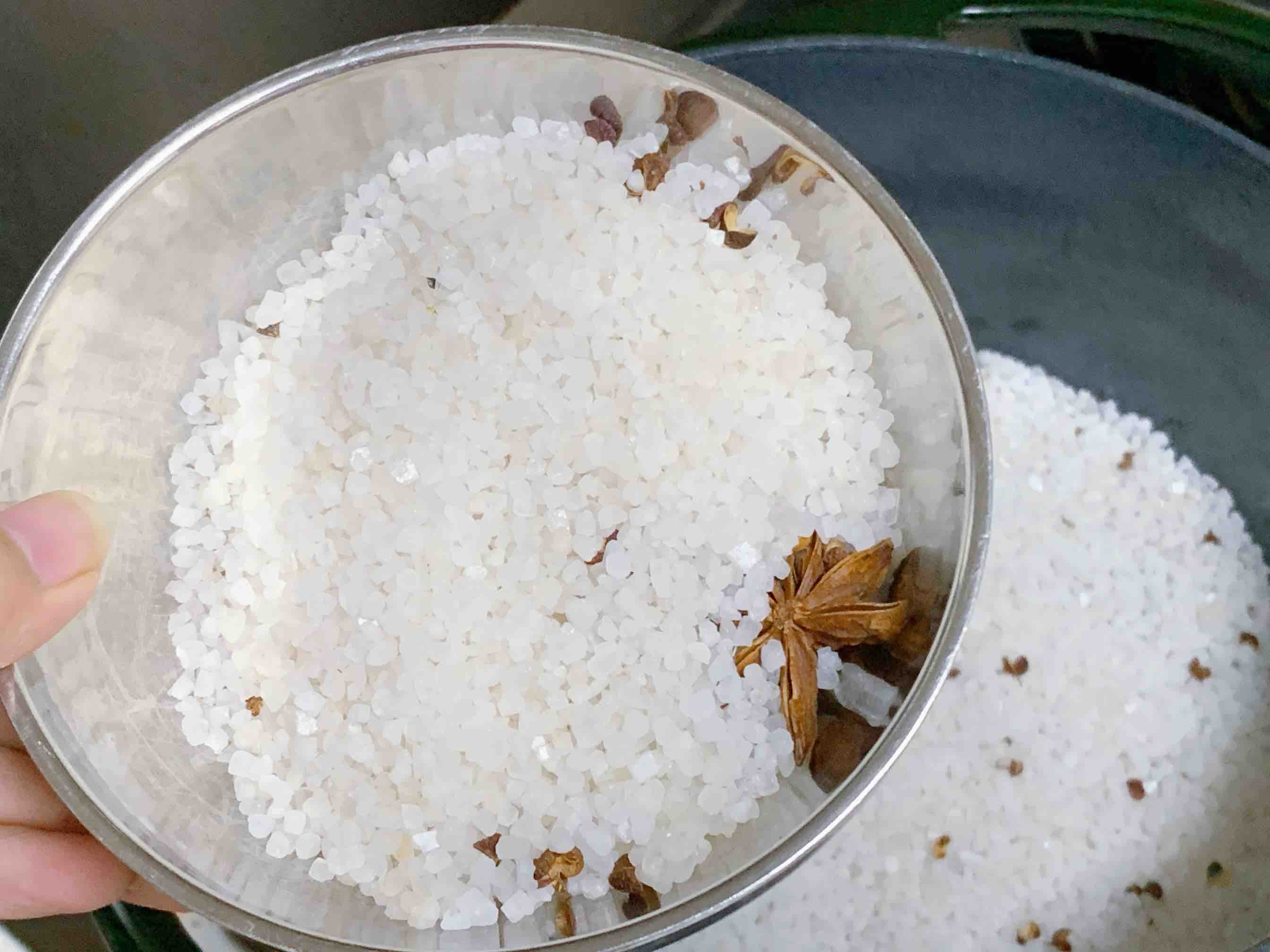 只用一包鹽，做一鍋鹽焗蝦的做法-咸鮮味烤菜譜