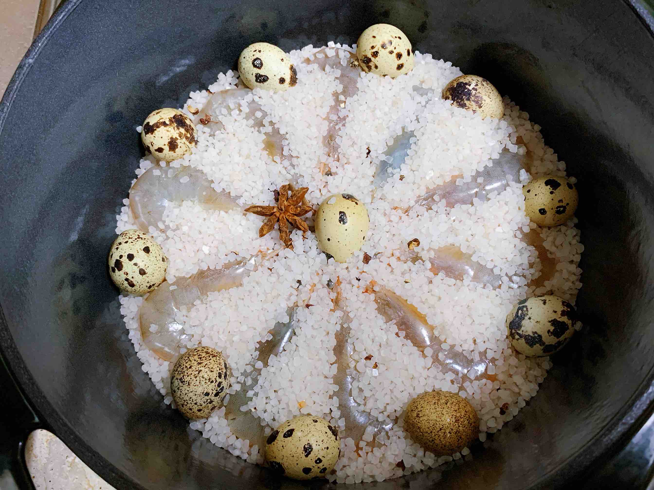 只用一包鹽，做一鍋鹽焗蝦的做法-咸鮮味烤菜譜