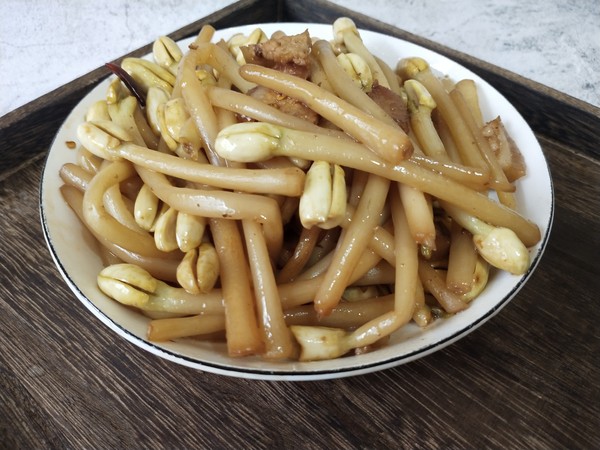 五花肉炒花生芽的做法-家常味炒菜譜