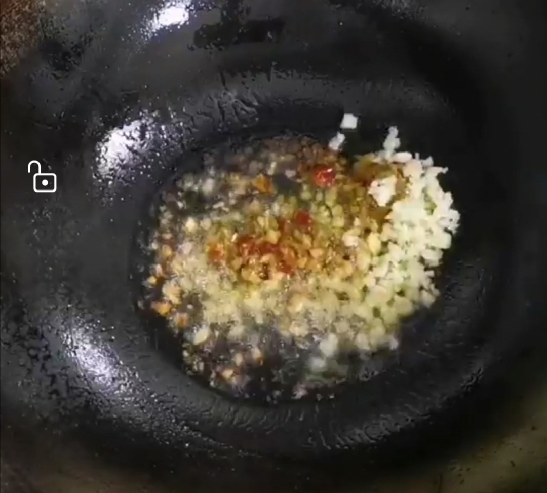 蒜蓉辣醬炒蟟蛁的做法-香辣味炒菜譜