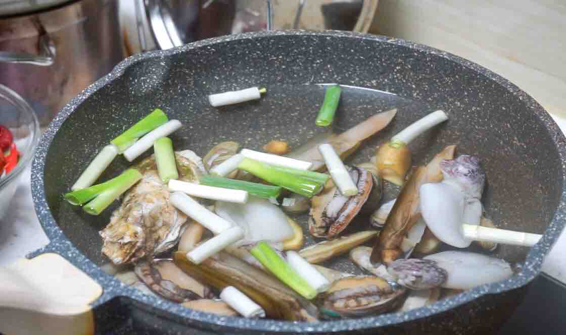 簡單兩步，教你做超嫩的撈汁小海鮮的做法-香辣味煮菜譜