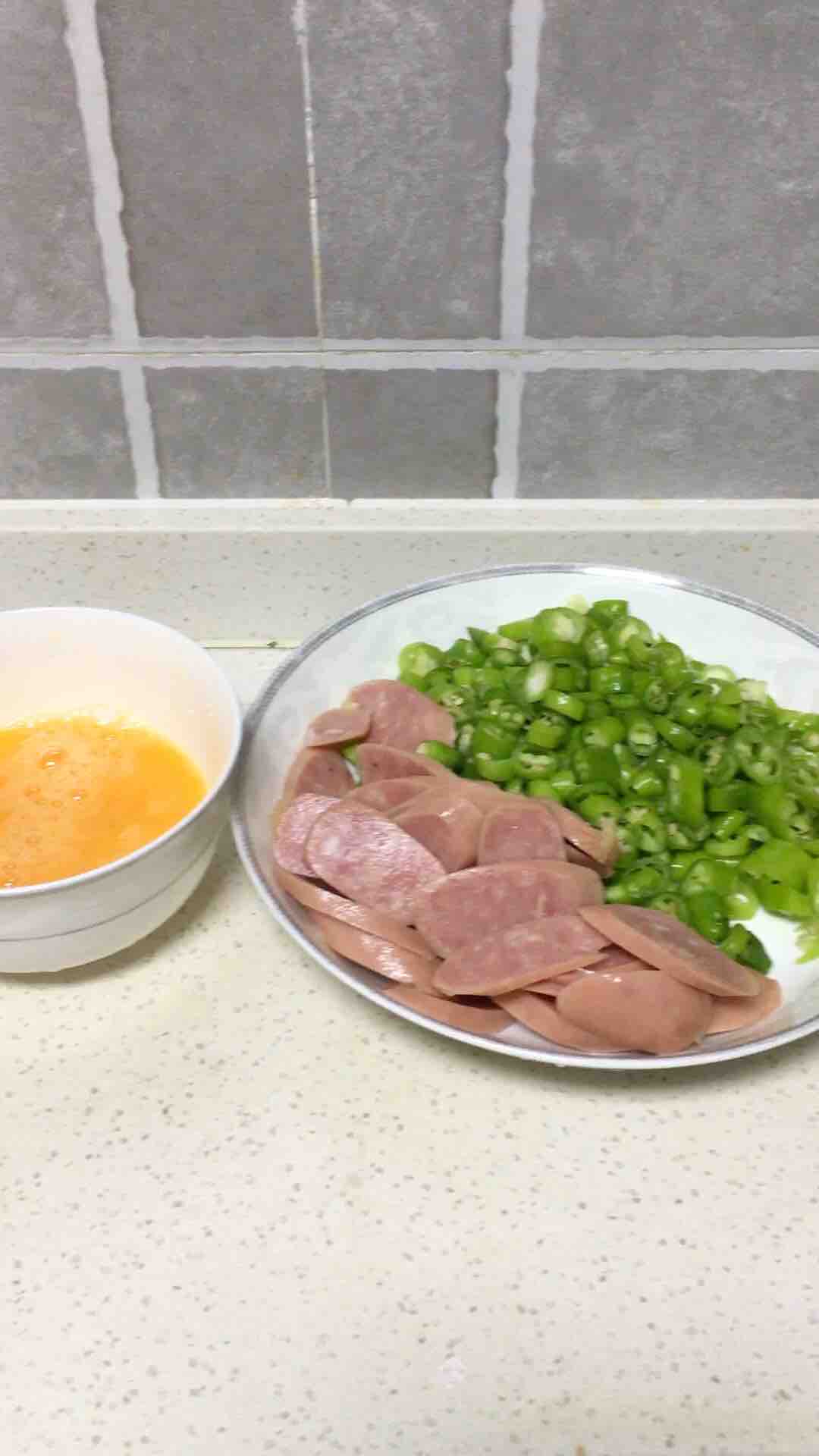 香腸雞蛋炒青椒的做法-香辣味炒菜譜