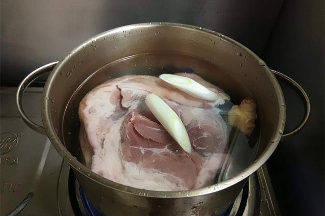 白切肘子的做法-咸鮮味煮菜譜