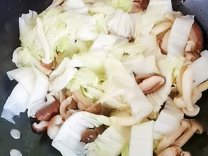 吃百菜不如吃白菜，白菜炒蘑菇，鮮美脆嫩又下飯的做法-咸鮮味炒菜譜