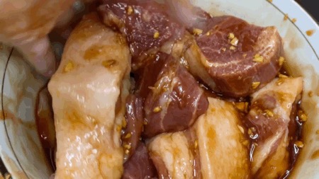 用電飯鍋就能做的「蜜汁叉燒」竟然比餐廳還好吃！的做法-甜味燜菜譜