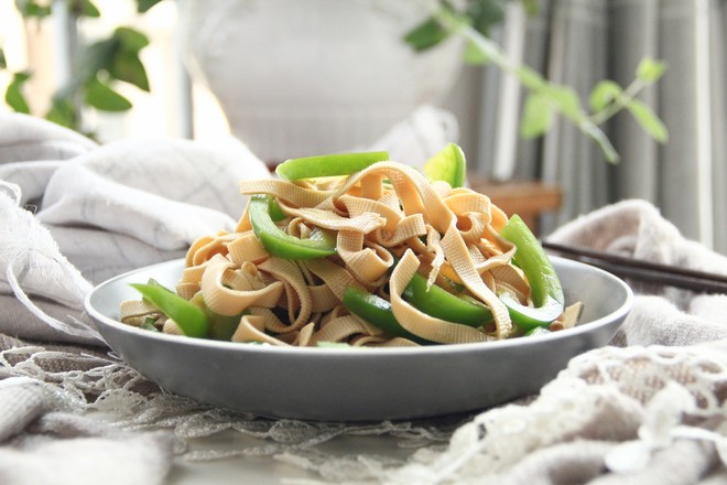 夏日清爽涼拌菜，青椒拌千張，爽口不膩的做法-咸鮮味拌菜譜