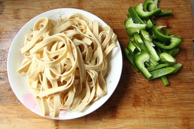 夏日清爽涼拌菜，青椒拌千張，爽口不膩的做法-咸鮮味拌菜譜