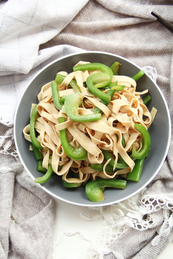夏日清爽涼拌菜，青椒拌千張，爽口不膩的做法-咸鮮味拌菜譜