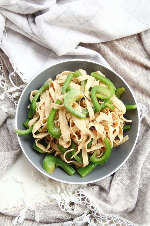 夏日清爽涼拌菜，青椒拌千張，爽口不膩的做法-咸鮮味拌菜譜