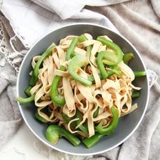 夏季清新涼拌菜，青椒拌千張，爽口不油膩的作法-咸鮮味拌菜譜