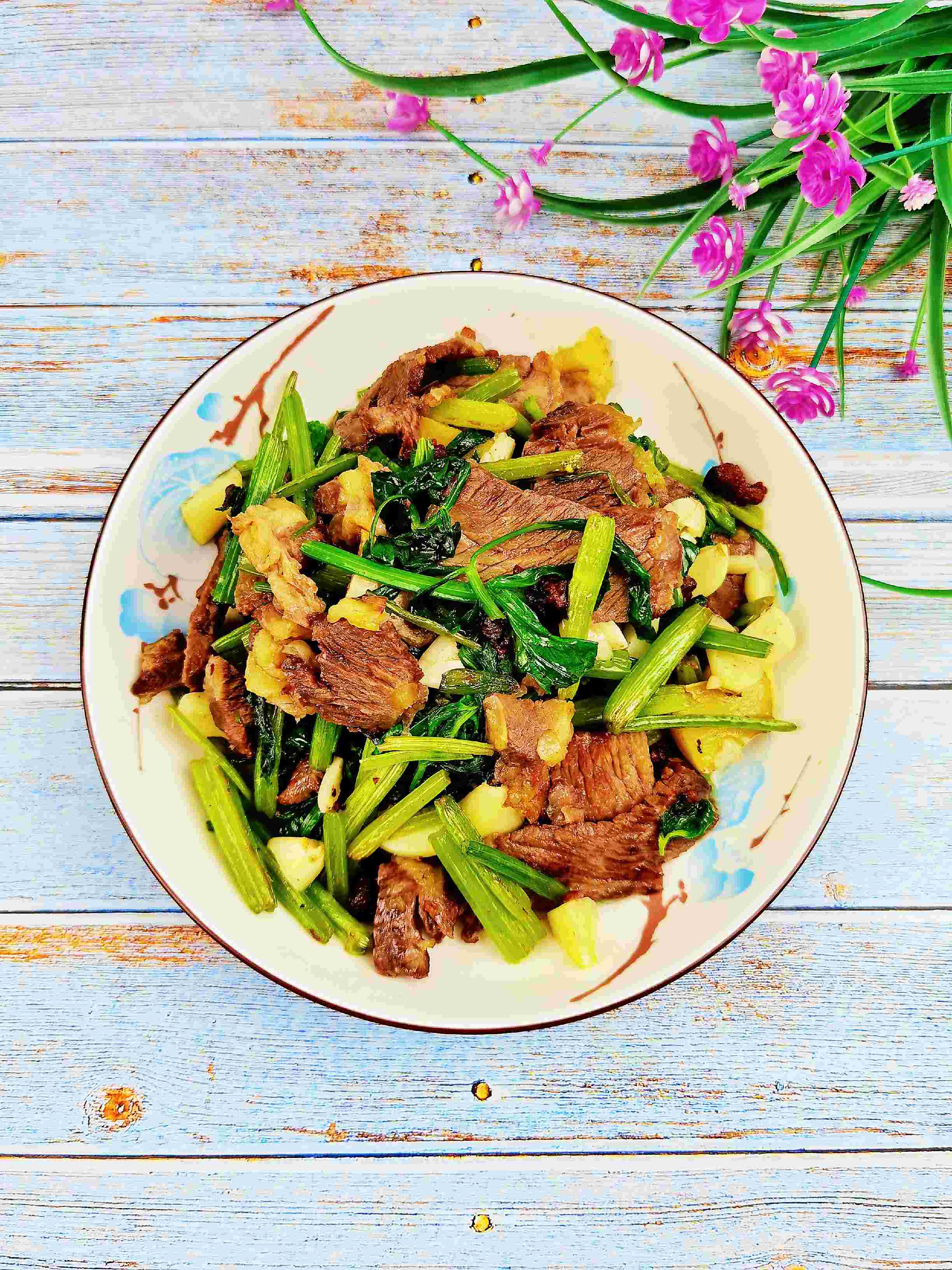 呼倫貝爾特色手把肉二次加工-芹菜炒牛肉，芹菜脆嫩，牛肉鮮美，家常做法好吃下飯的做法-咸鮮味炒菜譜