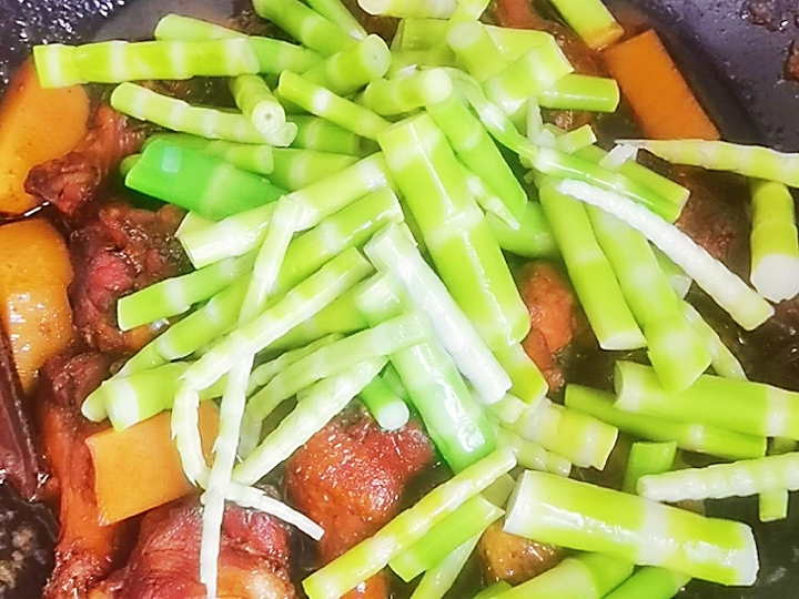 雞腿的花式做法-雞腿燜野筍，配菜豐富，營養(yǎng)美味，孩子超愛吃的做法-家常味燜菜譜