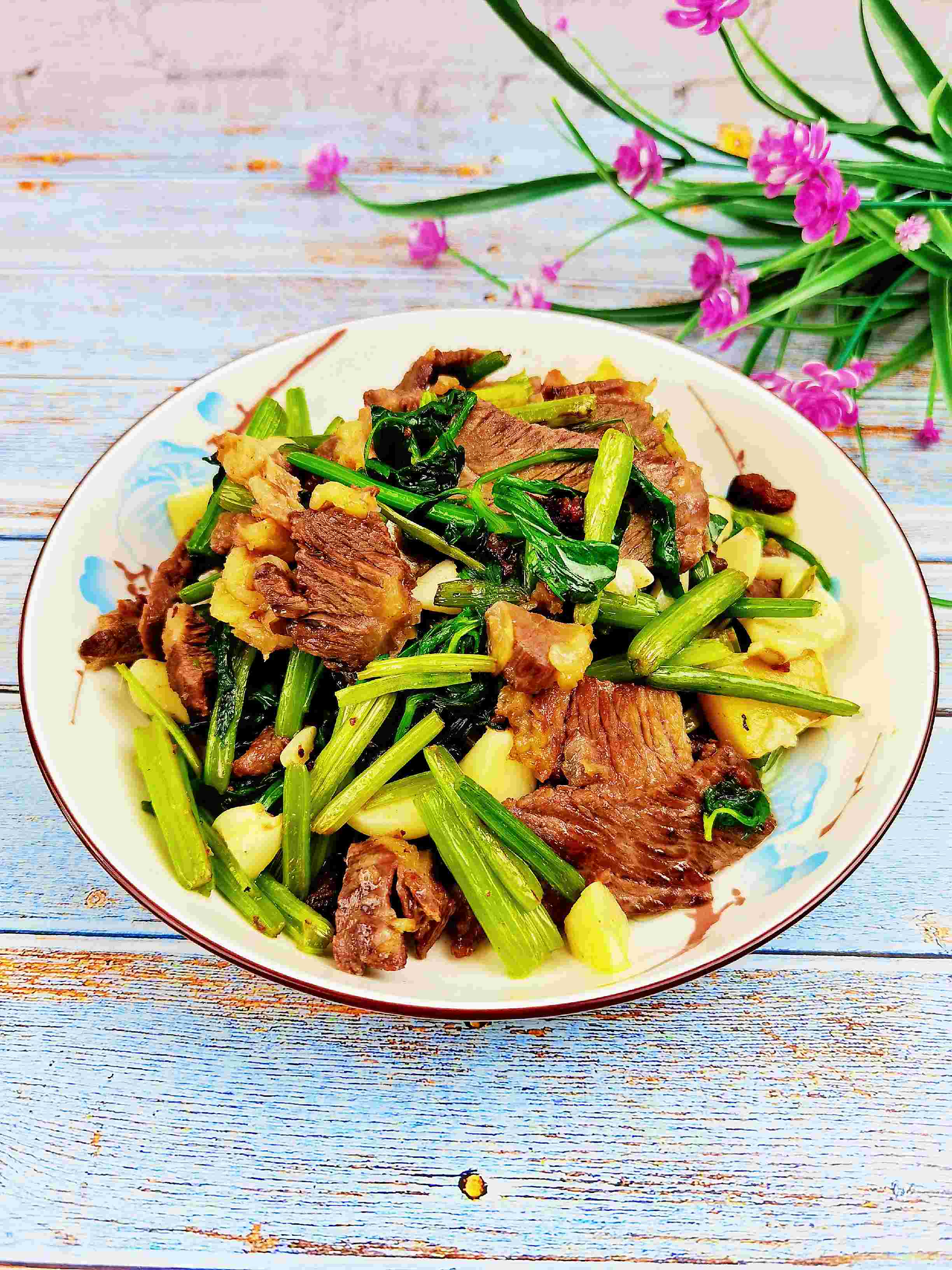 呼倫貝爾特色手把肉二次加工-芹菜炒牛肉，芹菜脆嫩，牛肉鮮美，家常做法好吃下飯的做法-咸鮮味炒菜譜