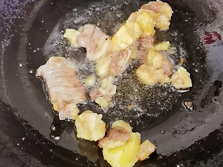 呼倫貝爾特色手把肉二次加工-芹菜炒牛肉，芹菜脆嫩，牛肉鮮美，家常做法好吃下飯的做法-咸鮮味炒菜譜