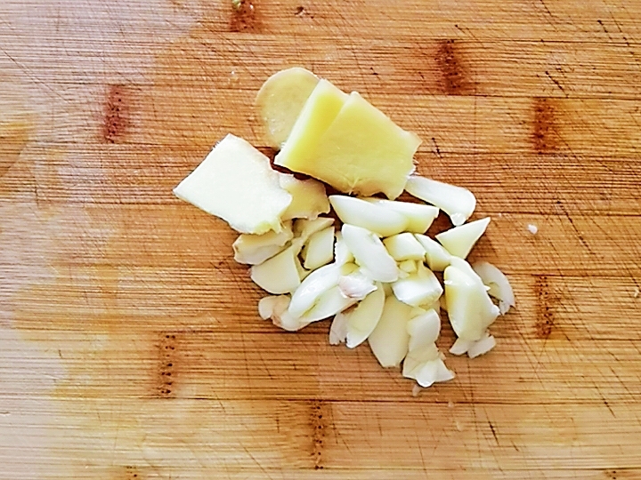 呼倫貝爾特色手把肉二次加工-芹菜炒牛肉，芹菜脆嫩，牛肉鮮美，家常做法好吃下飯的做法-咸鮮味炒菜譜