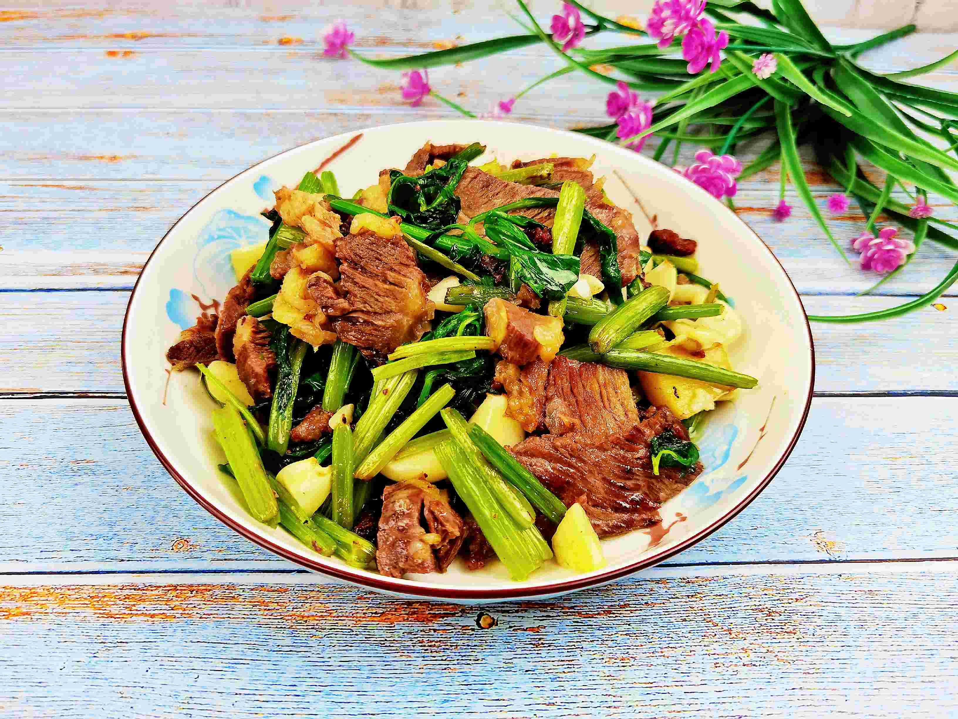 呼倫貝爾特色手把肉二次加工-芹菜炒牛肉，芹菜脆嫩，牛肉鮮美，家常做法好吃下飯的做法-咸鮮味炒菜譜
