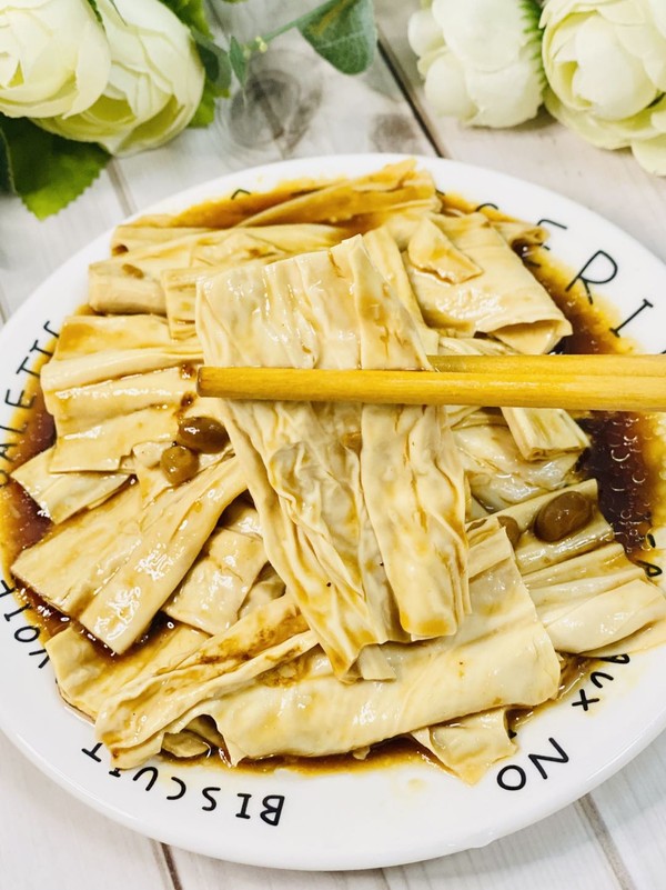 夏日涼拌吃腐竹，爽滑可口，撈一撈超好吃的做法-家常味煮菜譜