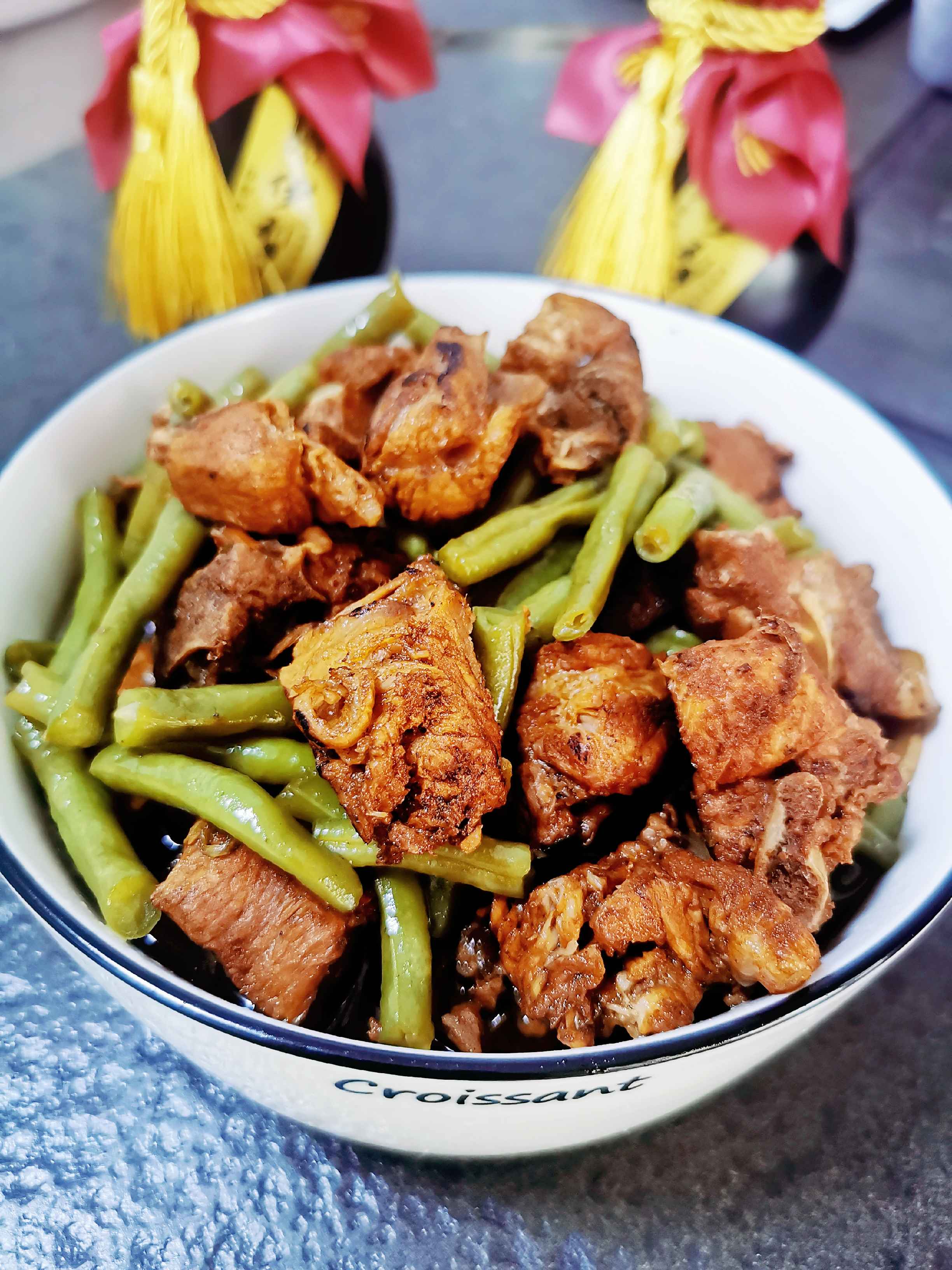 排骨燉豆角的家常做法，用料簡單口感上乘，一鍋米飯不夠吃了的做法-家常味燉菜譜