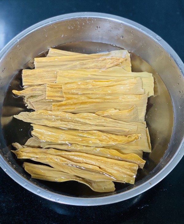 夏日涼拌吃腐竹，爽滑可口，撈一撈超好吃的做法-家常味煮菜譜