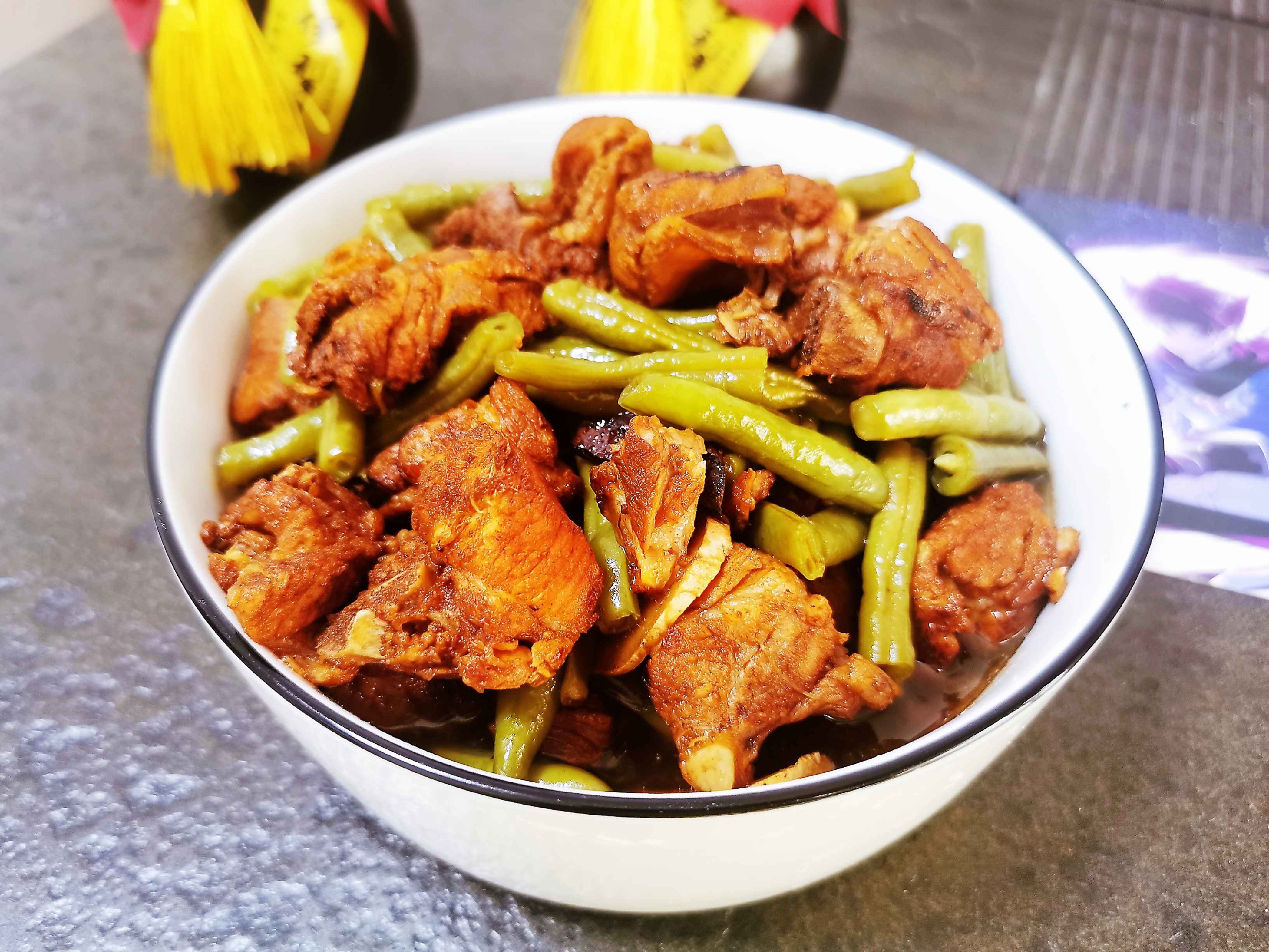 排骨燉豆角的家常做法，用料簡單口感上乘，一鍋米飯不夠吃了的做法-家常味燉菜譜