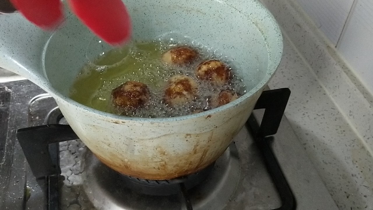 召喚神龍的七龍珠-糖醋雞蛋的做法-酸甜味炸菜譜