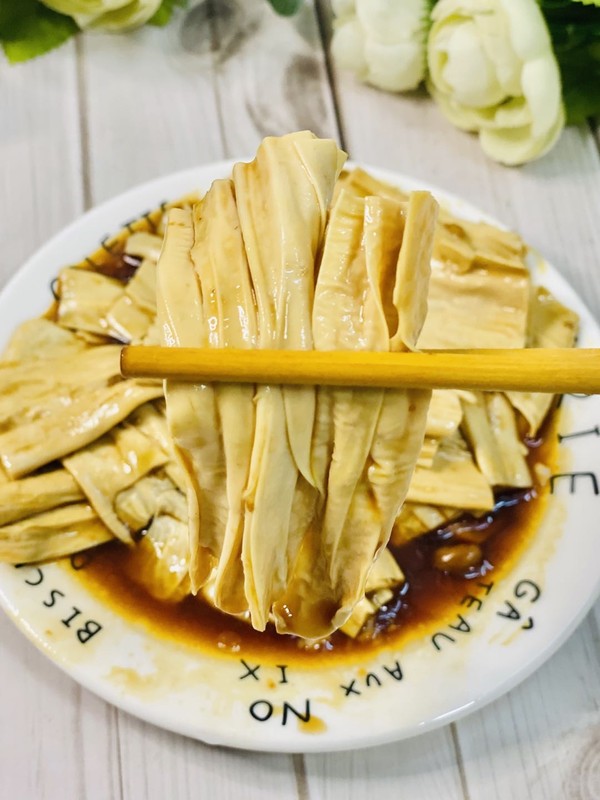 夏日涼拌吃腐竹，爽滑可口，撈一撈超好吃的做法-家常味煮菜譜