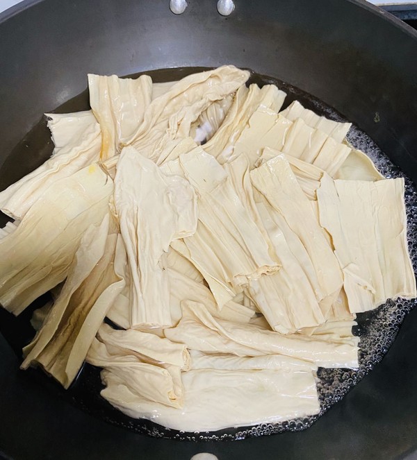 夏日涼拌吃腐竹，爽滑可口，撈一撈超好吃的做法-家常味煮菜譜