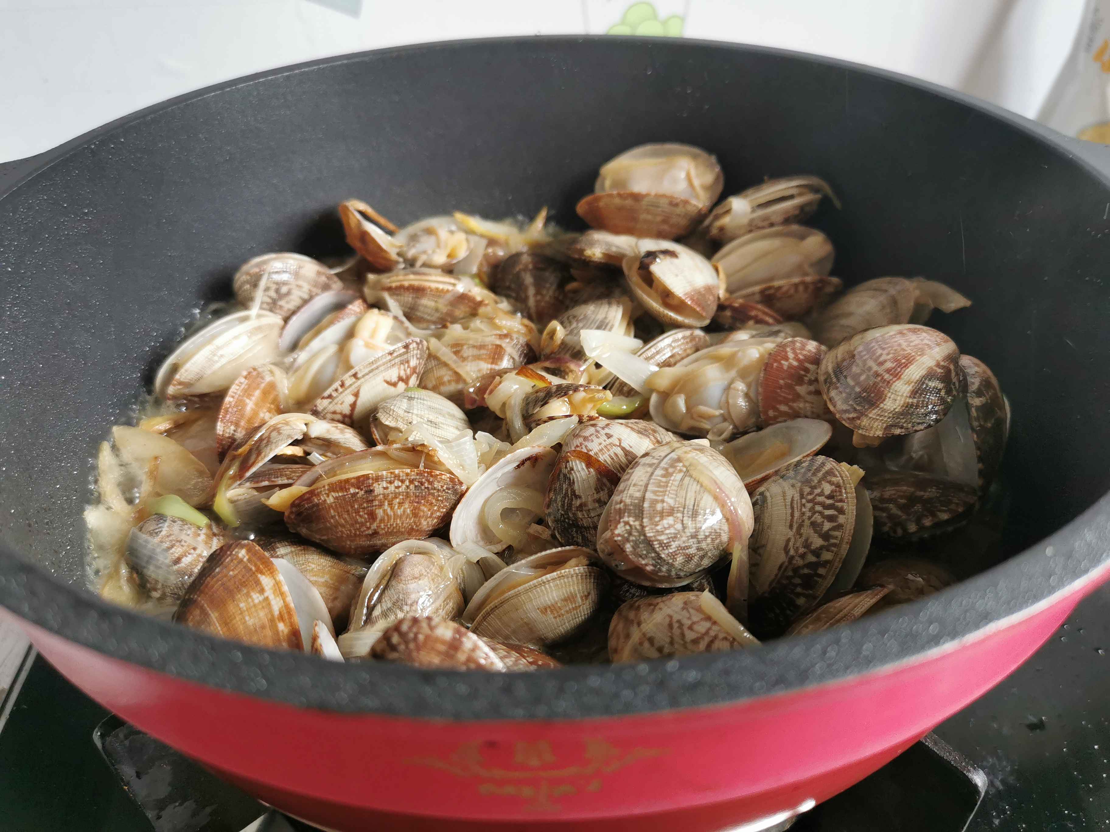 爆炒花甲的做法-家常味炒菜譜