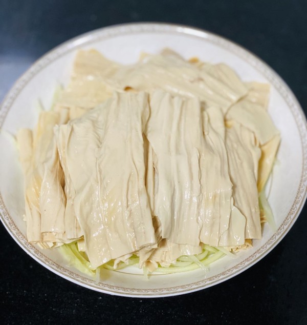 夏日涼拌吃腐竹，爽滑可口，撈一撈超好吃的做法-家常味煮菜譜