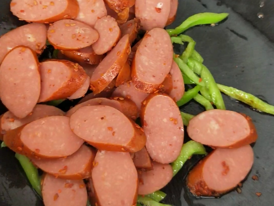 青椒蒜味腸的做法-家常味炒菜譜