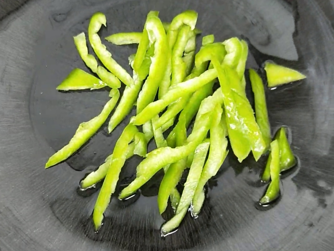 青椒蒜味腸的做法-家常味炒菜譜