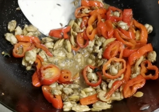 紅辣椒炒花甲肉的做法-咸鮮味炒菜譜