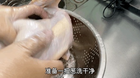 家庭版【蔥油雞】管它正宗不正宗，好吃才是王道呀~秘訣全在這！的做法-咸鮮味蒸菜譜