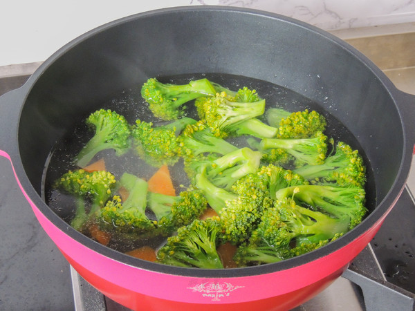 干鍋西藍花杏鮑菇的做法-家常味煮菜譜