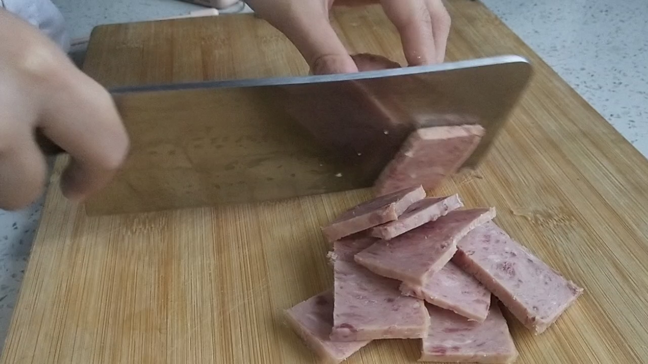 午餐肉炒西葫蘆的做法-咸鮮味炒菜譜