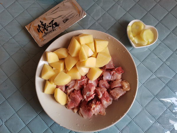 咖喱土豆燜雞的做法-咖喱味燒菜譜