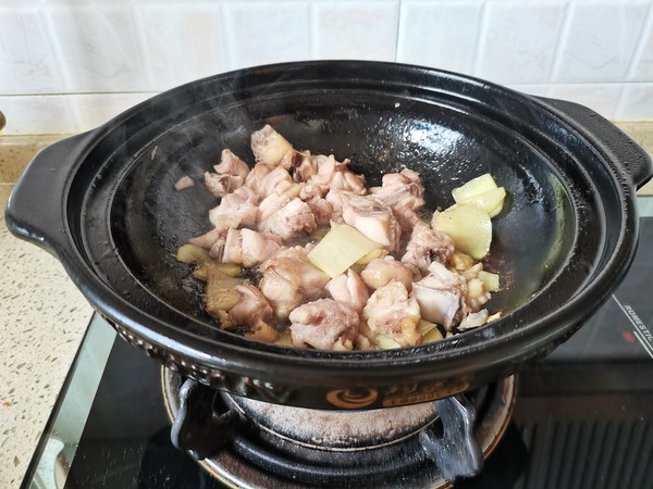 咖喱土豆燜雞的做法-咖喱味燒菜譜