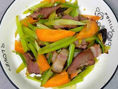臘肉炒西芹，臘味十足、脆爽可口～的作法-家常味燒菜譜