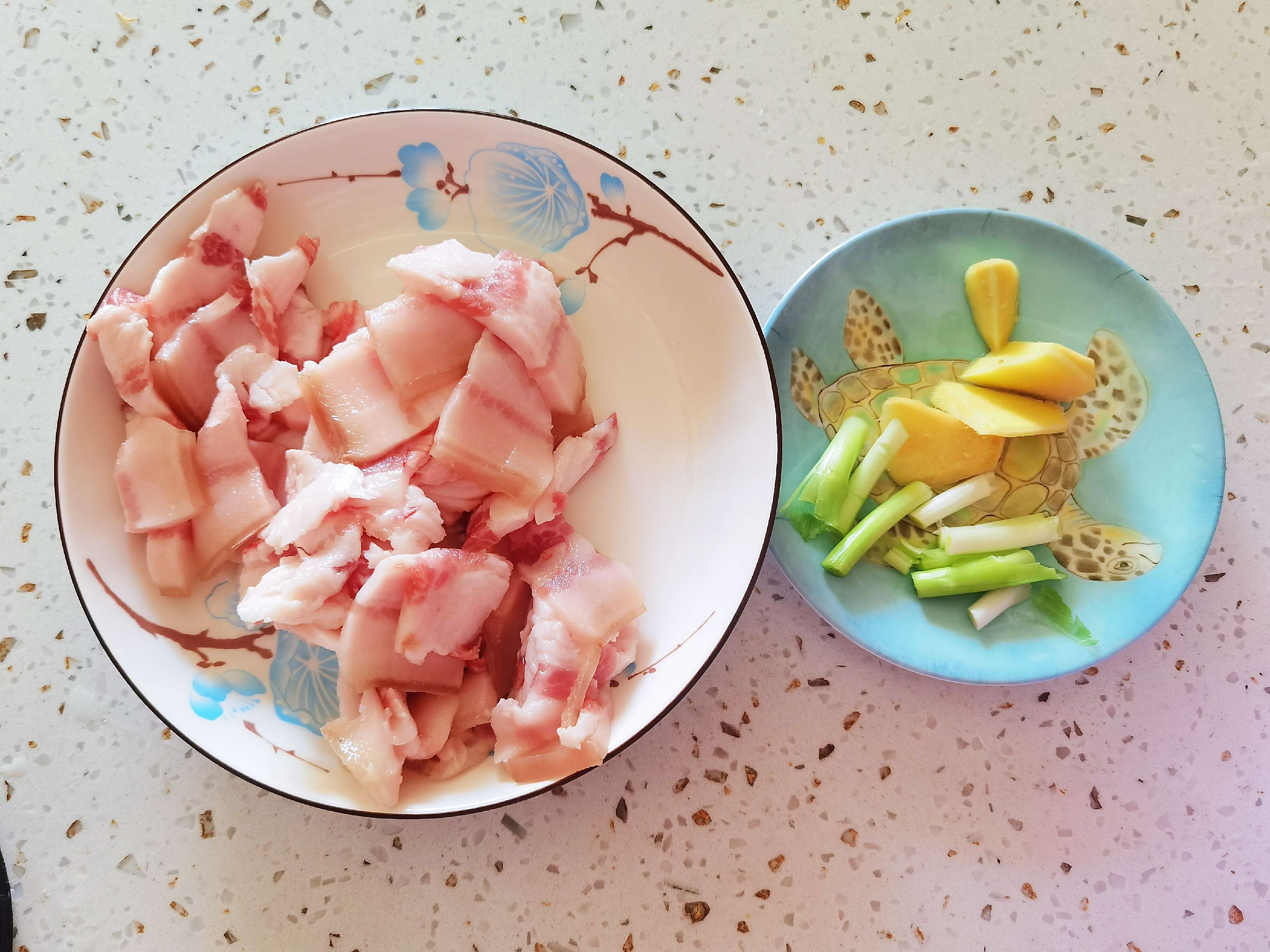 我是半滴雨#來自內(nèi)蒙古#，參賽作品為農(nóng)家豆角小炒肉，豆大飽滿營養(yǎng)下飯的做法-家常味炒菜譜