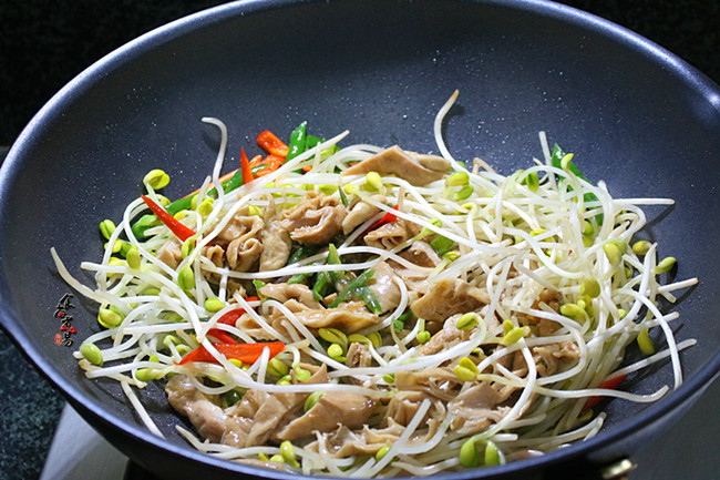 黃豆芽炒鹵水豬大腸的做法-家常味炒菜譜