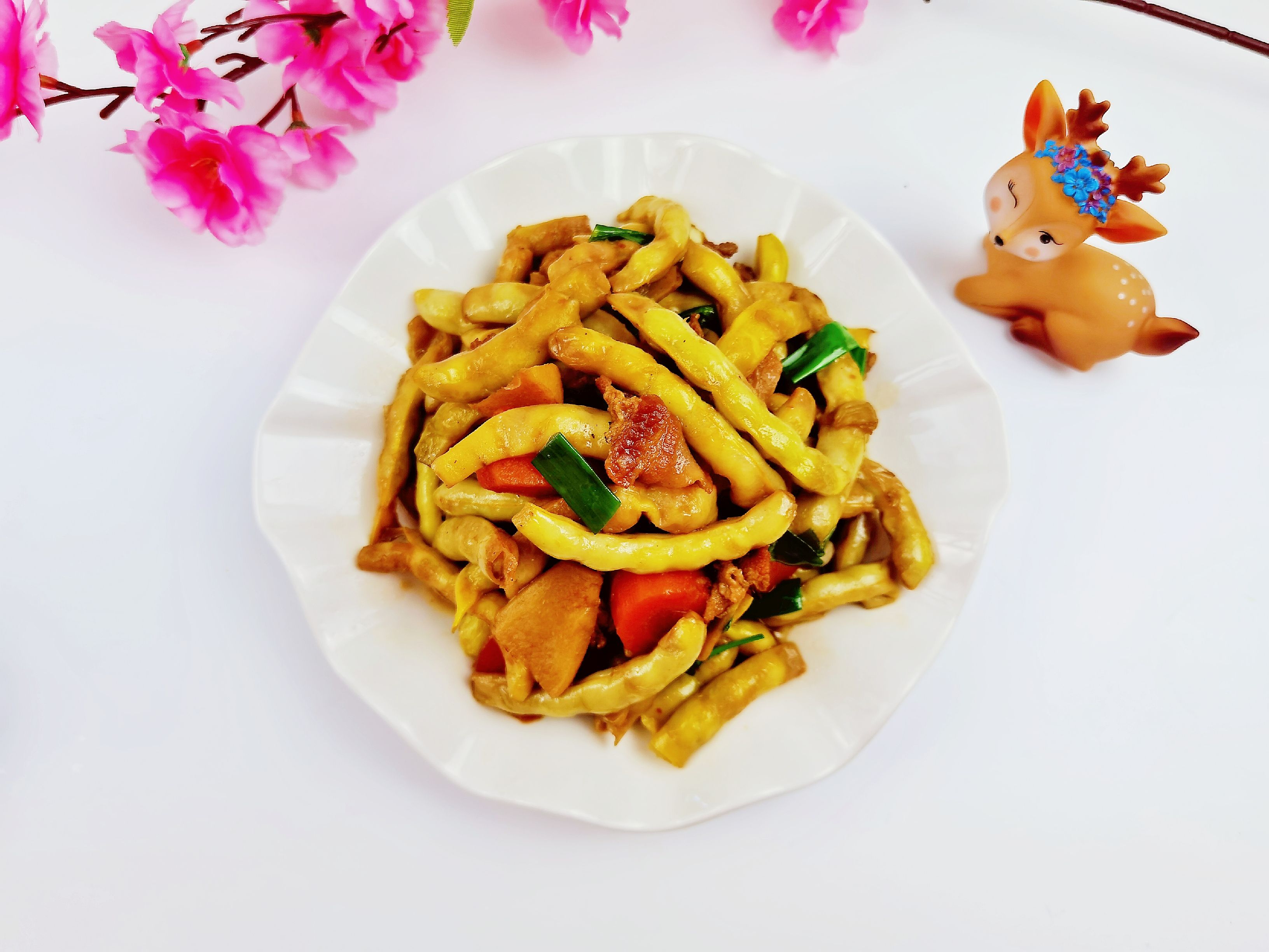 我是半滴雨#來自內(nèi)蒙古#，參賽作品為農(nóng)家豆角小炒肉，豆大飽滿營養(yǎng)下飯的做法-家常味炒菜譜