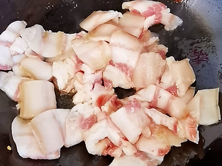 我是半滴雨#來自內(nèi)蒙古#，參賽作品為農(nóng)家豆角小炒肉，豆大飽滿營養(yǎng)下飯的做法-家常味炒菜譜