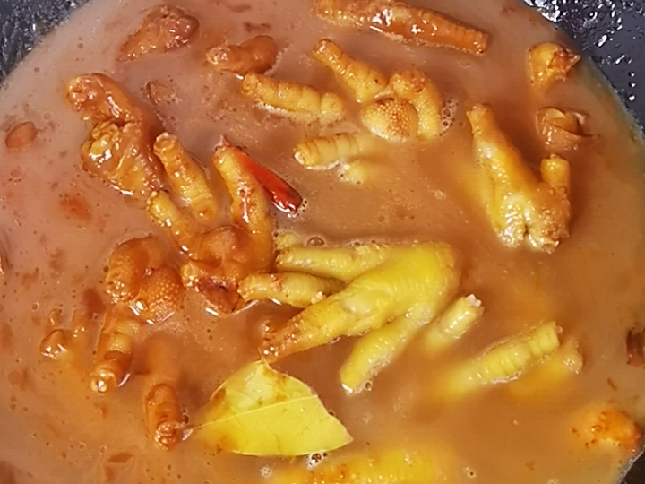 我是半滴雨，#來(lái)自內(nèi)蒙古#，參賽作品為腐乳鳳爪，好吃到吮指的做法-咸鮮味燜菜譜