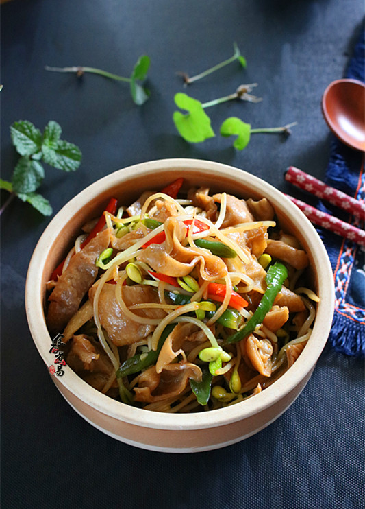 黃豆芽炒鹵水豬大腸的做法-家常味炒菜譜