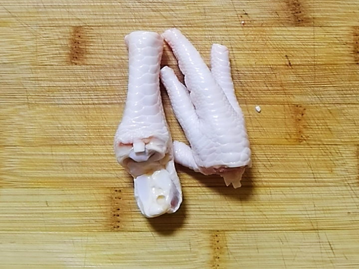 我是半滴雨，#來(lái)自內(nèi)蒙古#，參賽作品為腐乳鳳爪，好吃到吮指的做法-咸鮮味燜菜譜