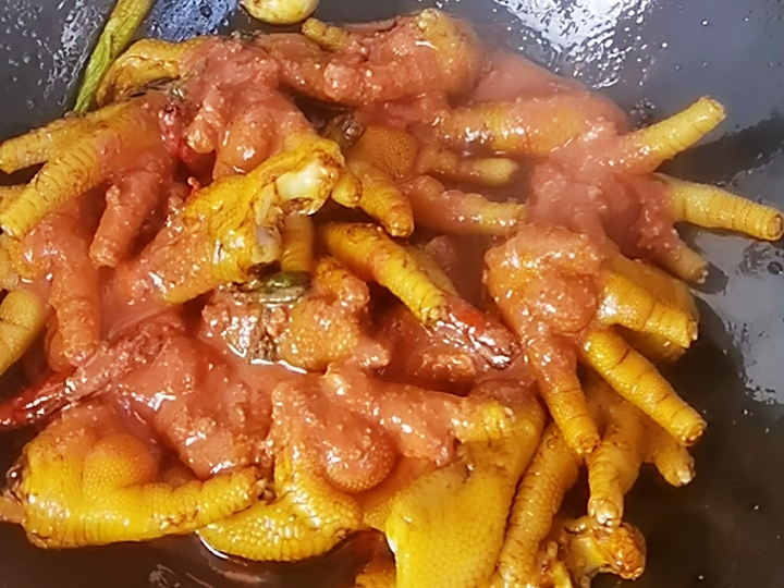 我是半滴雨，#來(lái)自內(nèi)蒙古#，參賽作品為腐乳鳳爪，好吃到吮指的做法-咸鮮味燜菜譜