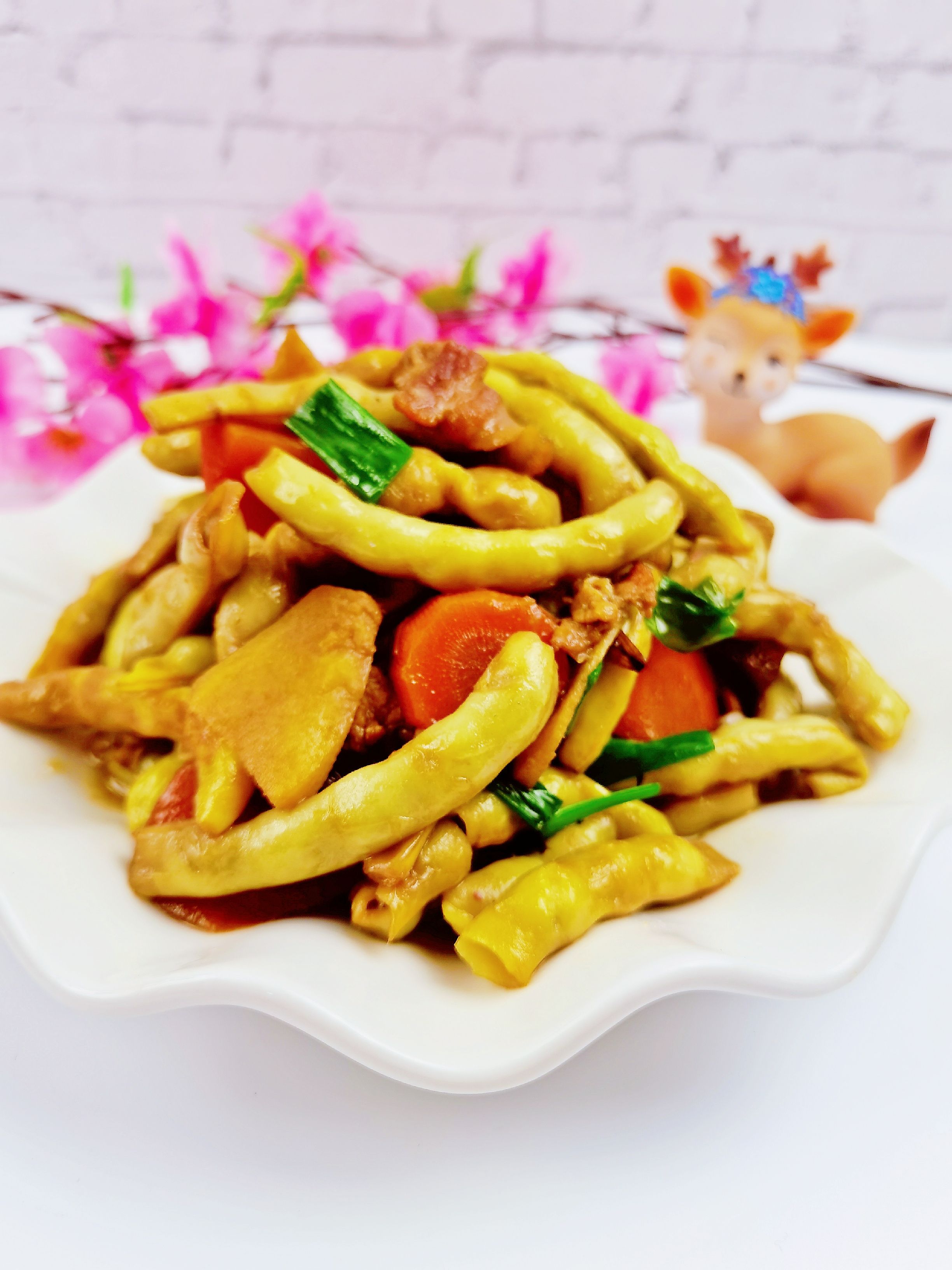 我是半滴雨#來自內(nèi)蒙古#，參賽作品為農(nóng)家豆角小炒肉，豆大飽滿營養(yǎng)下飯的做法-家常味炒菜譜