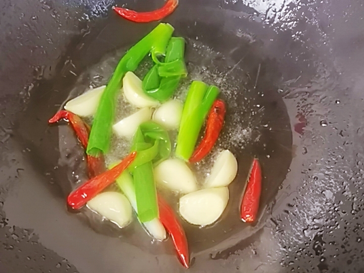 我是半滴雨，#來(lái)自內(nèi)蒙古#，參賽作品為腐乳鳳爪，好吃到吮指的做法-咸鮮味燜菜譜