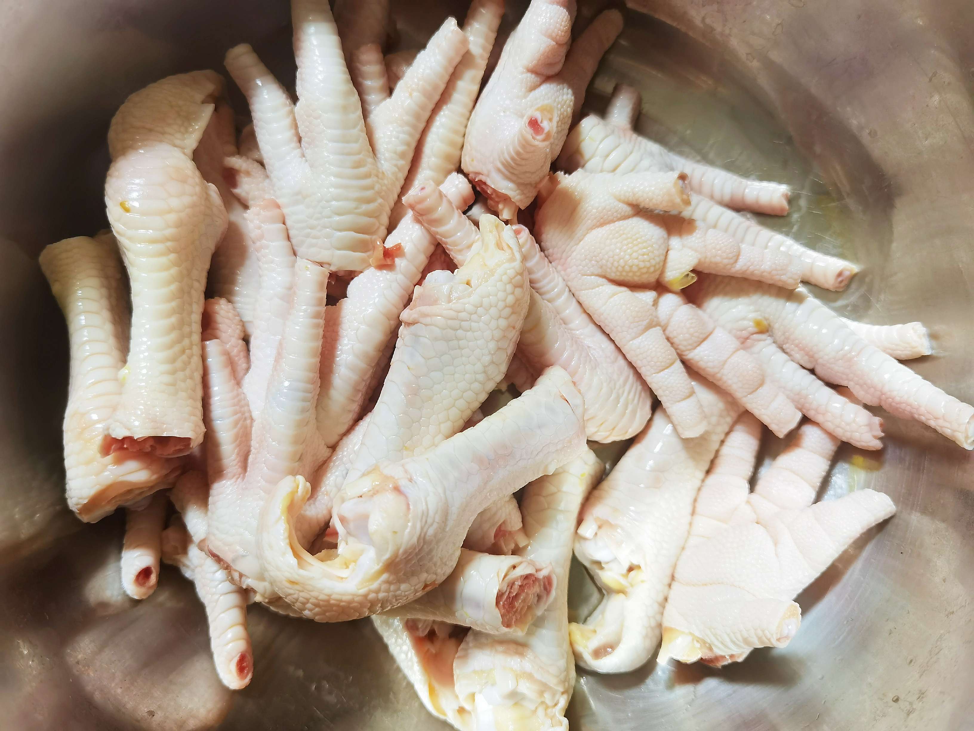 我是半滴雨，#來(lái)自內(nèi)蒙古#，參賽作品為腐乳鳳爪，好吃到吮指的做法-咸鮮味燜菜譜